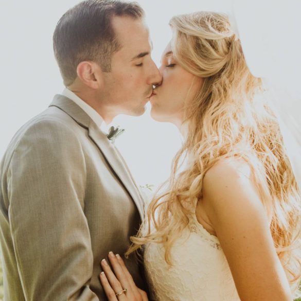 jewish-wedding-reception-bride-and-groom-kissing-on-overlook